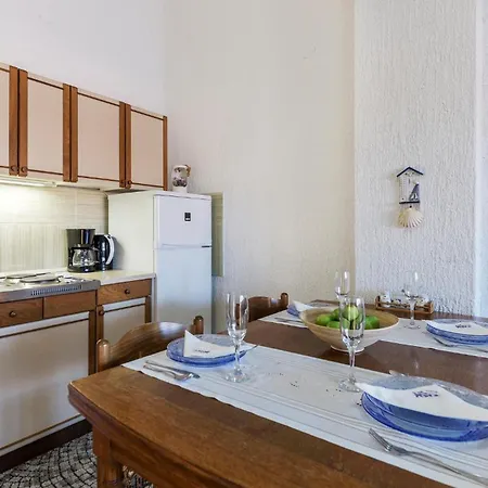 1 Bedroom Awesome Apartment In Vrsar Apartment *