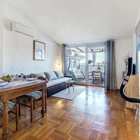Apartment 1 Bedroom Awesome Apartment In Vrsar *