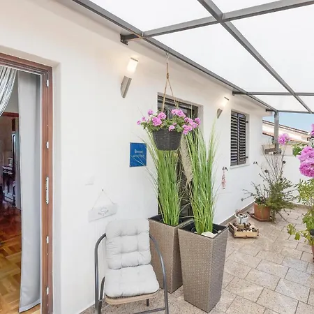1 Bedroom Awesome Apartment In Vrsar Apartment *